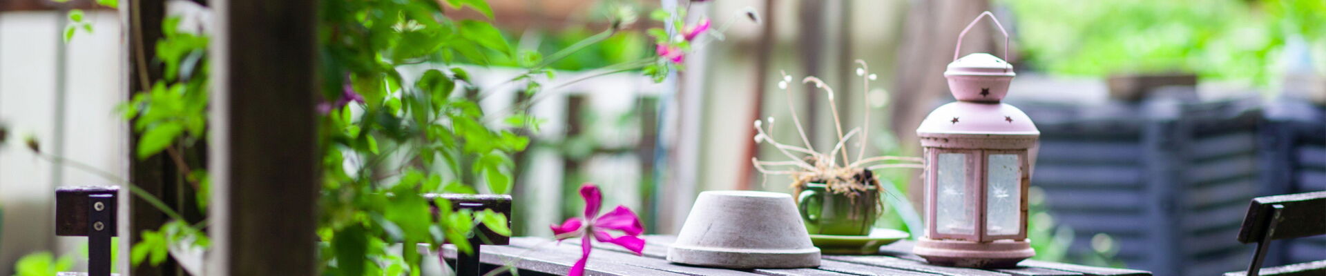 Bild eines Gartentischs