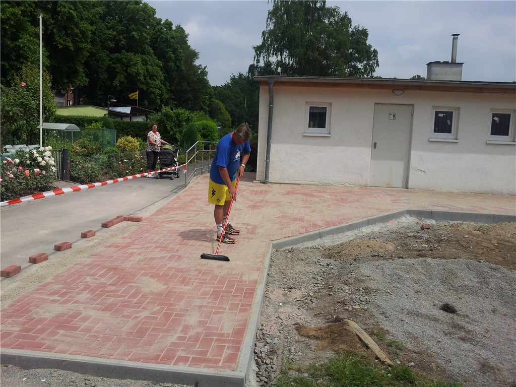 Pflasterung für die Behindertentoilette (Juni 2015)